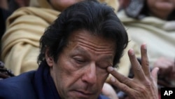 عمران خان ته کورونا وایرس په داسې حال کې لګېدلی چې نوموړي د مارچ پر ۱۸مه د کورونا واکسین هم لګولی و. 