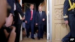 Finlandiýada geçirilen Tramp, Putin sammitinde düşrilen surat.