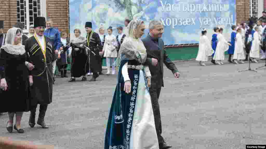 Праздник активно поддерживается государством. В симде – традиционном массовом танце – участвовали глава Северной Осетии Вячеслав Битаров, президент Южной Осетии Анатолий Бибилов и множество чиновников. Поговаривают, что полиция в день праздника не трогает водителей на этой трассе, даже если они слегка перебрали лишнего