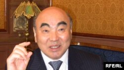 Аскар Акаев "Азаттыктын" кабарчысынын суроолоруна жооп берүүдө, Москва, 2010-жылдын 23-марты.