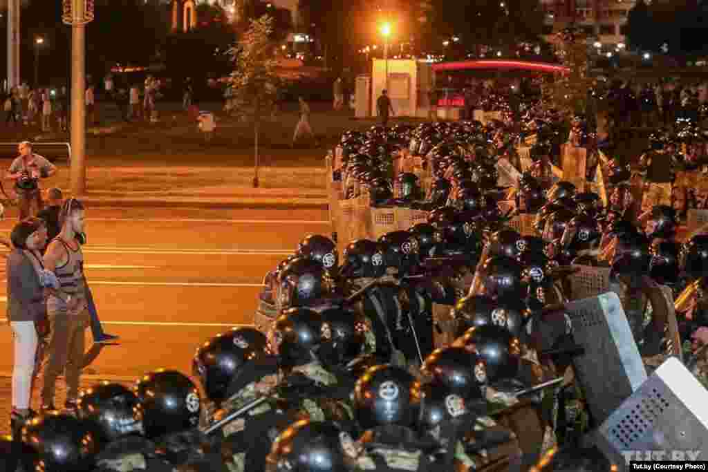 Власти еще днем начали готовиться к возможным протестам в Минске: в город была введена военная техника и дополнительные отряды ОМОНа. К закрытию участков в Минске перекрыли центральные улицы и закрыли станции метро в центре города. В Минске и других городах Беларуси весь день выборов «глушили» Интернет. Демонстранты вечером 9 августа в Минске на проспекте Победителей.