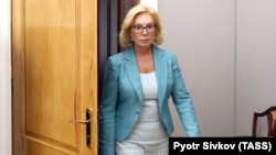 Денісова запевнила, що допомагатиме батькам дітей, народжених сурогатними матерями