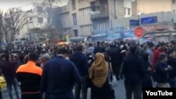 به گفته مقام‌های جمهوری اسلامی ایران، در جریان تجمع‌ها و تظاهرات، ۲۵ تن کشته شده‌اند