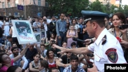 Armenia -- Valeri Osipian, a deputy chief of the Yerevan police, urges protesters to unblock a street, Yerevan, 14 July, 2015 