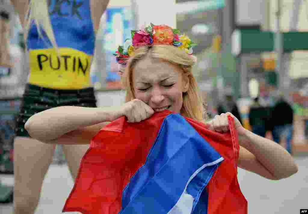 Лидер группы Femen Инна Шевченко во время акции протеста против российской интервенции в Крыму. Нью-Йорк, март 2014 года 
