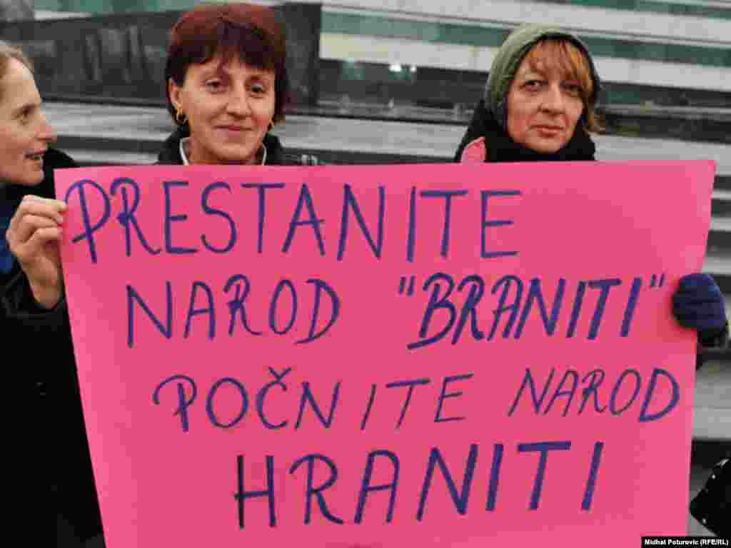 Mirni protest žena ispred zgrade Parlamenta BiH zbog neformiranja državne vlasti i ignorisanja Zakona o ravnopravnosti spolova, Sarajevo, 24.11.2011.