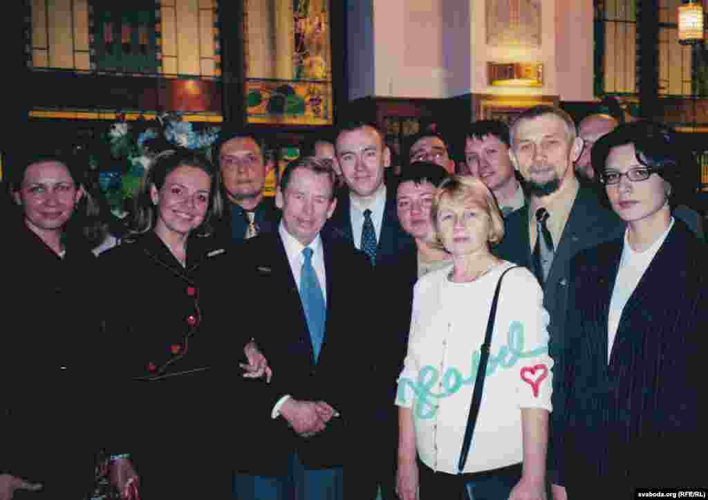Вольга Караткевіч побач з Вацлавам Гаўлам. 2003 год. 