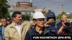 Šef IAEA-e Rafael Grossi (u sredini) vrši inspekciju nuklearne elektrane Zaporožje u Enerhodaru, Ukrajina, u septembru 2022.