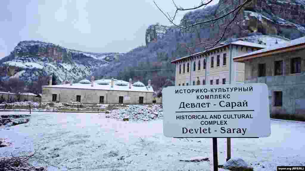 Неподалеку от Девлет-Сарая размещался комплекс сооружений, присущих многим мусульманским столицам: ханская мечеть, религиозное учебное заведение, а также мавзолей – родовая усыпальница правящей династии