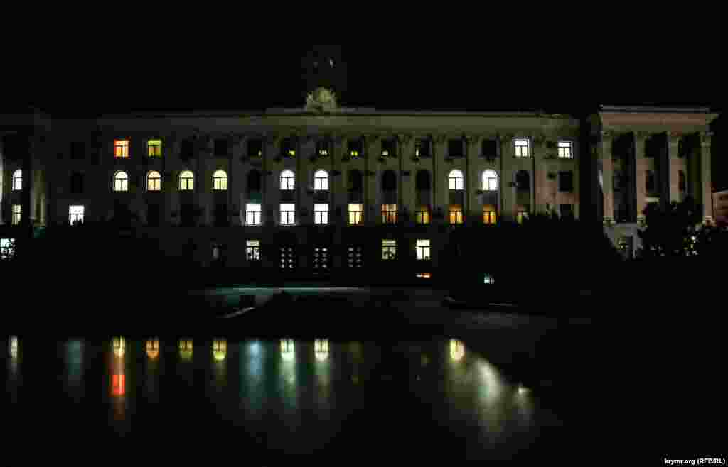 Совет министров Крыма тоже работает «непокладая рук» и ночью и днем
