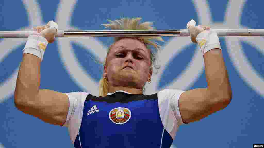 Beloruskinja Marina Škermankova tokom nadmetanja u podizanju tegova u grupi A u kategoriji 69 kilograma, 1. avgust 2012.