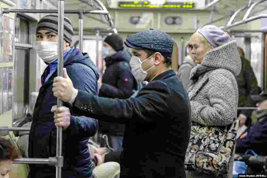 Некоторые носят маски во время поездок в общественном транспорте в Минске. ВОЗ заявила, что число зарегистрированных в Беларуси случаев заражения коронавирусом «быстро растет»: по состоянию на 21 апреля власти сообщили о 6723 инфицированных и 55 летальных исходах. Но некоторые белорусские врачи считают, что реальные цифры могут быть в четыре-пять раз выше.