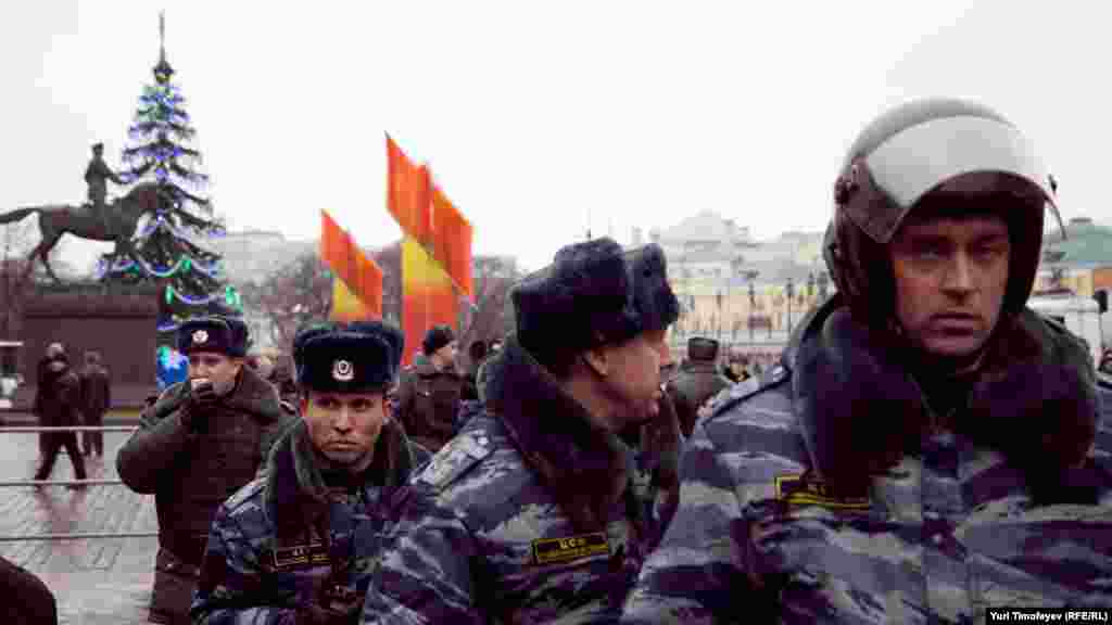 Активистам "Левого фронта" и объединений "Обманутых дольщиков" не удалось прорваться на Красную площадь, где планировалась несанкционированная акция "Народ против незаконных выборов!". 