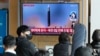 A szöuli pályaudvaron nézik a vonatra várakozók a legújabb észak-koreai rakétatesztet 2022. november 17-én
