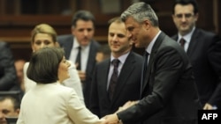 Novoizabrana predsednica Kosova Atifete Jahjaga (levo) čestita joj kosovski premijer Hašim Tači na vanrednoj sednici parlamenta, Priština, 07. april 2011.