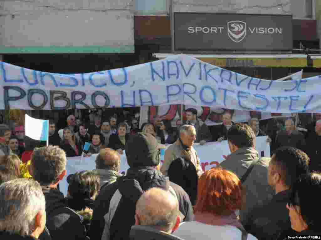 U Podgorici je nekoliko hiljada ljudi 21. januara 2012. protestovalo ispred zgrade crnogorske Vlade, zbog teškog socijalno-ekonomskog stanja u Crnoj Gori. Protest je organizovala Unija slobodnih sindikata, uz podršku Mreže za afirmaciju nevl