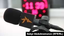 Микрофон с логотипом Азаттыка