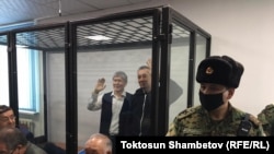 Алмазбек Атамбаев жана анын санаалашы Фарид Ниязов сот залында. 2020-жылдын 23-декабры.