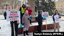 Өскеменде он шақты адам экология мәселесі бойынша митинг өткізіп тұр. 24 қараша, 2024 жыл.