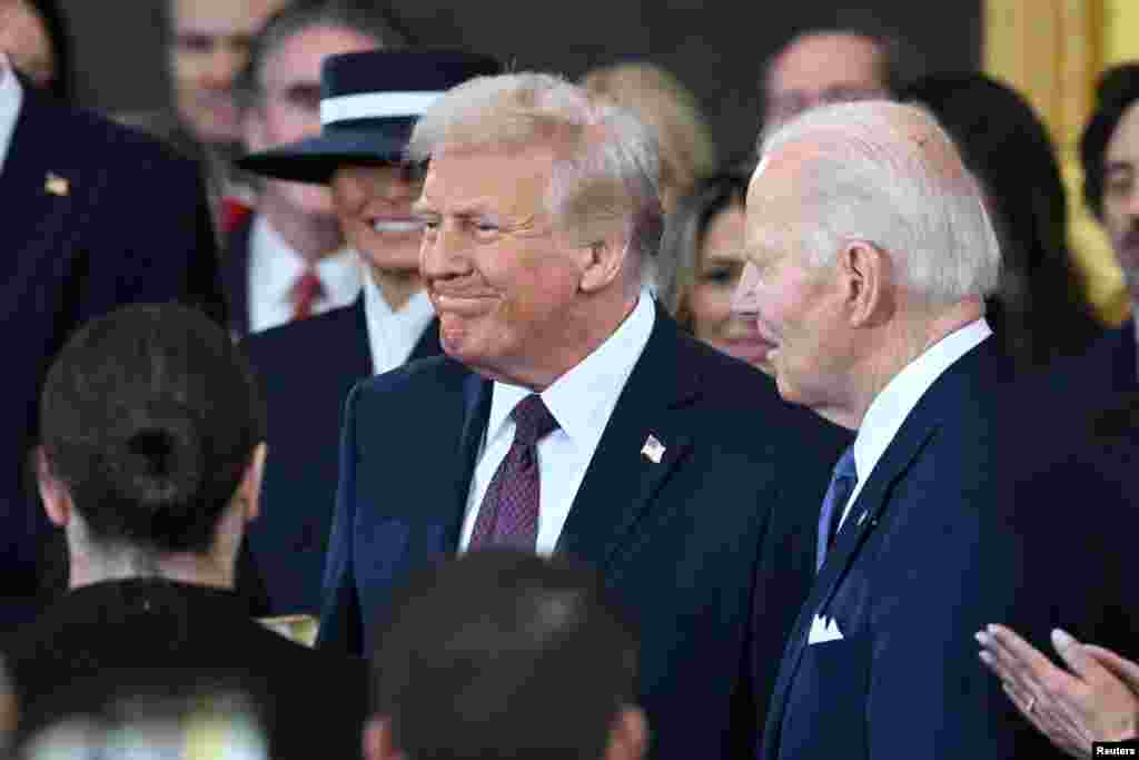 Ант беру рәсімі алдында Трамп пен әйелі Мелания (Трамптың ту сыртында тұр) президент мерзімі аяқталған Джо Байден және оның отбасымен бірге шәй ішті. Бұл – Ақ үйде президенттер ауысқан кезде болатын дәстүрлі шара (2021 жылы Байденнің инаугурациясына оған дейін президент болған Трамп қатыспаған). Ақ үйде билікке келген соң Байден алғашқы күні-ақ өзіне дейін Трамп қабылдаған тоғыз шешімнің күшін жойған еді. Сөйтіп, АҚШ-ты Дүниежүзілік денсаулық сақтау ұйымы құрамына және ғаламдық климат жөніндегі Париж келісіміне қосылған елдер қатарына қайтарған, оған қоса, Мексикамен шекарадағы биік дуал құрылысын тоқтатқан.