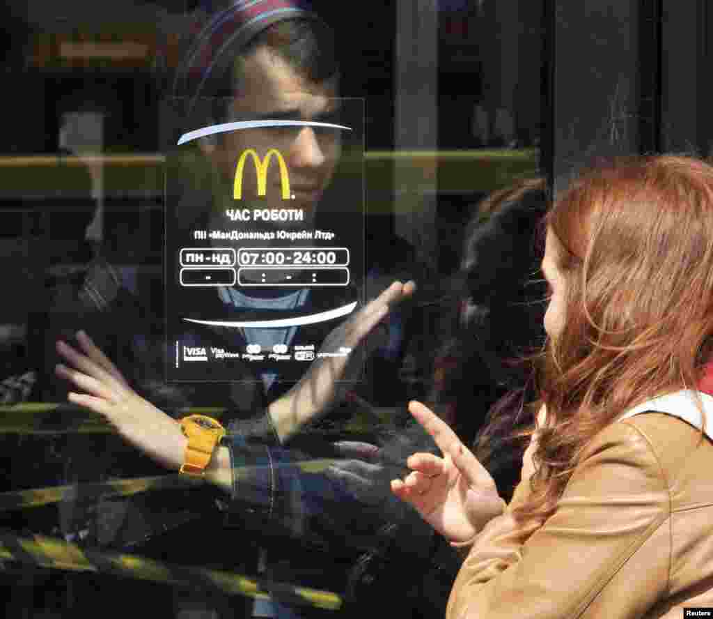 Компания McDonald’s Ukraine приостановила работу ресторанов в Симферополе, Севастополе и Ялте. Фото: Симферополь, 4 апреля 2014 года