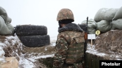 ՀՀ ԶՈւ զինծառայողը հայ - ադրբեջանական սահմանին մարտական հերթապահության ժամանակ, արխիվ