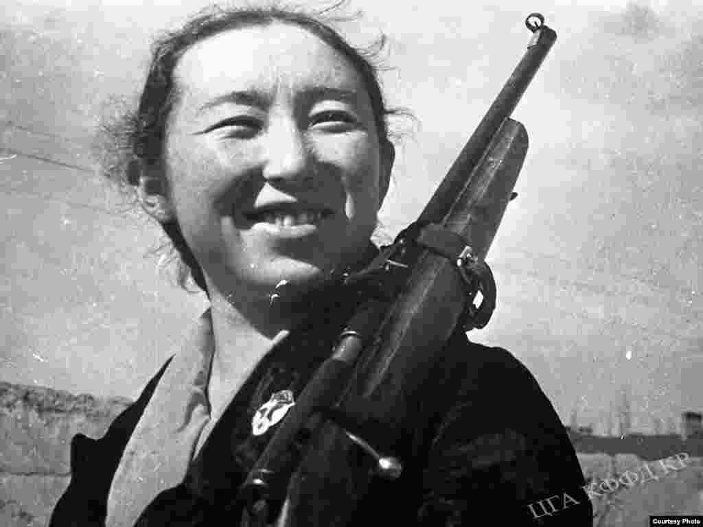 Лучший стрелок. Студентка Педагогического института Сулайка Канаева. 1940 год, Фрунзе. 