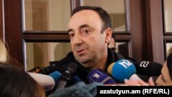 Грайр Товмасян после обыска в его квартире отвечает на вопросы журналистов, Ереван, 24 января 2020 г. 