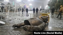 Снесенный памятник первому президенту Казахстана Нурсултану Назарбаеву. Талдыкорган, 5 января 2022 года