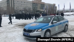 Группа протестующих у акимата Актюбинской области. 3 января 2022 года