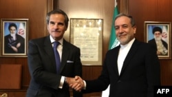 دیدار عباس عراقچی وزیر خارجه ایران (راست) با رافائل گروسی، مدیرکل آژانس بین‌المللی انرژی اتمی