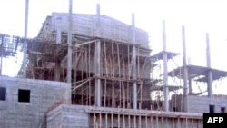 سال ۲۰۰۷ جنگنده های ارتش اسرائيل مجتمعی را در ديرالزور بمباران کردند که گمان می رود در آن فعاليت های هسته ای در جريان بود.