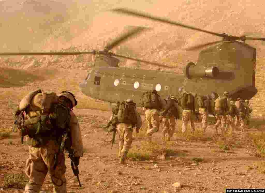 Trupele americane sunt în căutarea luptătorilor talibani în munții de lângă Kandahar în 2003. După invazia condusă de SUA, talibanii rămași s-au ascuns în munți și sate sau au evadat în Pakistan.