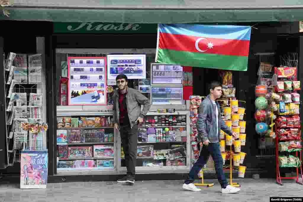 Egy azeri zászló lóg az egyik utcai árus pavilonján Bakuban.