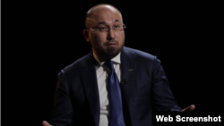 Қазақстан президенті әкімшілігі жетекшісінің бірінші орынбасары Дәурен Абаев "Открытый диалог 2.0" бағдарламасы кезінде. 22 шілде 2021 жыл. Скриншот.