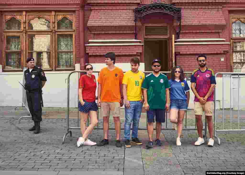 Вот они стоят рядом с московским полицейским. Возможно, полицейского удивило то, что в Москву приехал голландский болельщик – ведь сборная Голландии не прошла на ЧМ-2018. 