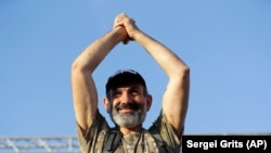 Никол Пашинян Еревандын Республика аянтындагы митингде. 2-май, 2018-жыл. 