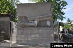 Cimitirul Pere Lachaise, mormântul scriitorului Oscar Wilde, Paris.