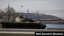Një tank rus rrugëve të Kievit, Ukrainë.
