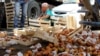 На &quot;Дыйкан&quot; стекается сельхозпродукция со всех областей Кыргызстана. Поставщикам не всегда удается сохранить товарный вид фруктов.