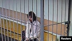 28-годишният Калоб Байърс е показан зад решетките в Москва този месец