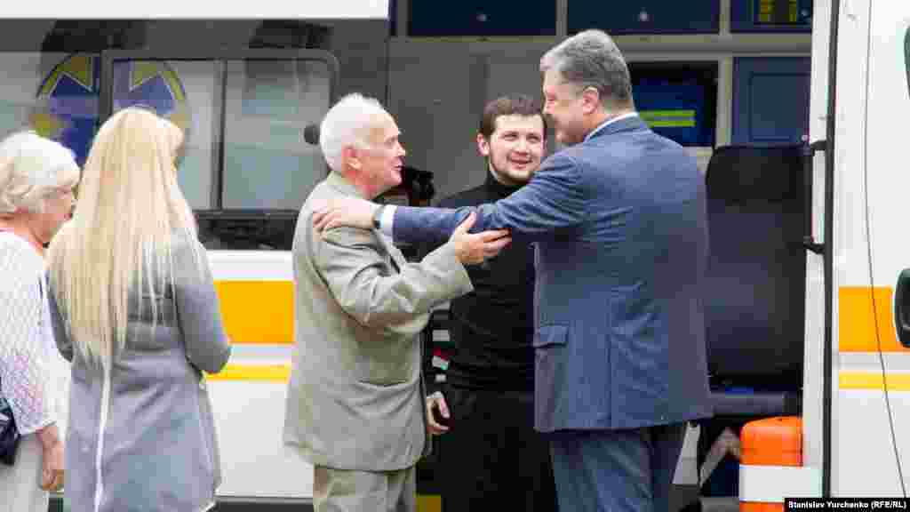 Украинских политзаключенных, которых удерживали в России, крымчанина Геннадия Афанасьева и полтавчанина Юрия Солошенко, вернули в Украину, 14 июня Их обменяли на граждан Украины, одесских медиа-менеджеров Елену Глищинскую и Виталия Диденко. В России 26-летнему Геннадию Афанасьеву инкриминировали создание на территории Крыма террористического сообщества и осудили в 2015 году к семи годам заключения, а 74-летний Юрий Солошенко отбывал 6-летнее заключение по обвинению в шпионаже. 