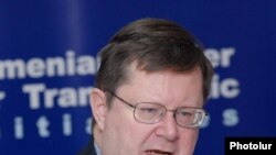 Специальный представитель НАТО на Кавказе и Центральной Азии Роберт Симмонс на пресс-конференции в Ереване, 6 ноября, 2009 г. 