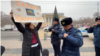 Полицейские на месте пикета активистки Асем Жапишевой в поддержку автора сатирического паблика Qaznews24 Темирлана Енсебека, помещенного под стражу. Жапишеву арестовали на 15 суток. Алматы, 20 января 2025 года