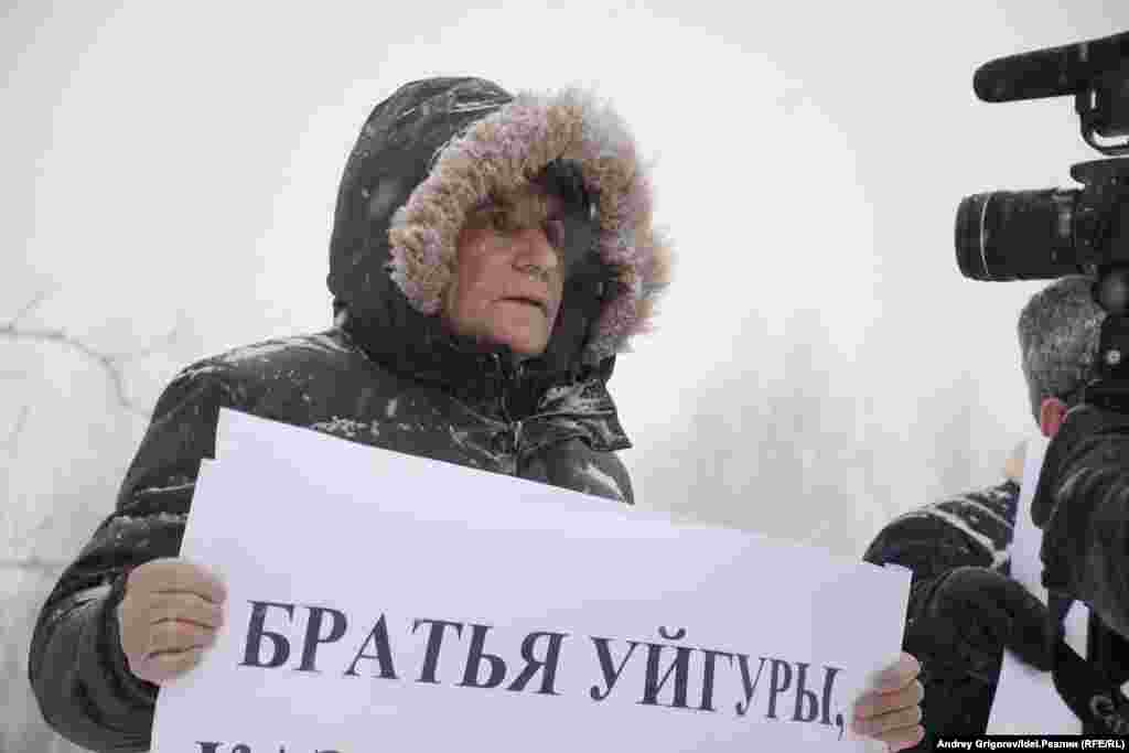 Қытай мемлекеттік кеңесі желтоқсанның 12-сі күні "Қытайдағы реформа мен ашықтықтан 40 жыл өткеннен кейінгі адам құқығы саласындағы прогресс" атты ресми баяндамасын жариялаған. Онда Қытайдың "адам құқығын құрметтейтіні және халықаралық міндеттемелерді орындайтыны" айтылған.