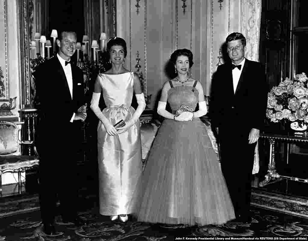 Патшабикә ире Филипп һәм Джон һәм Жаклин Кеннеди белән, 1961 ел