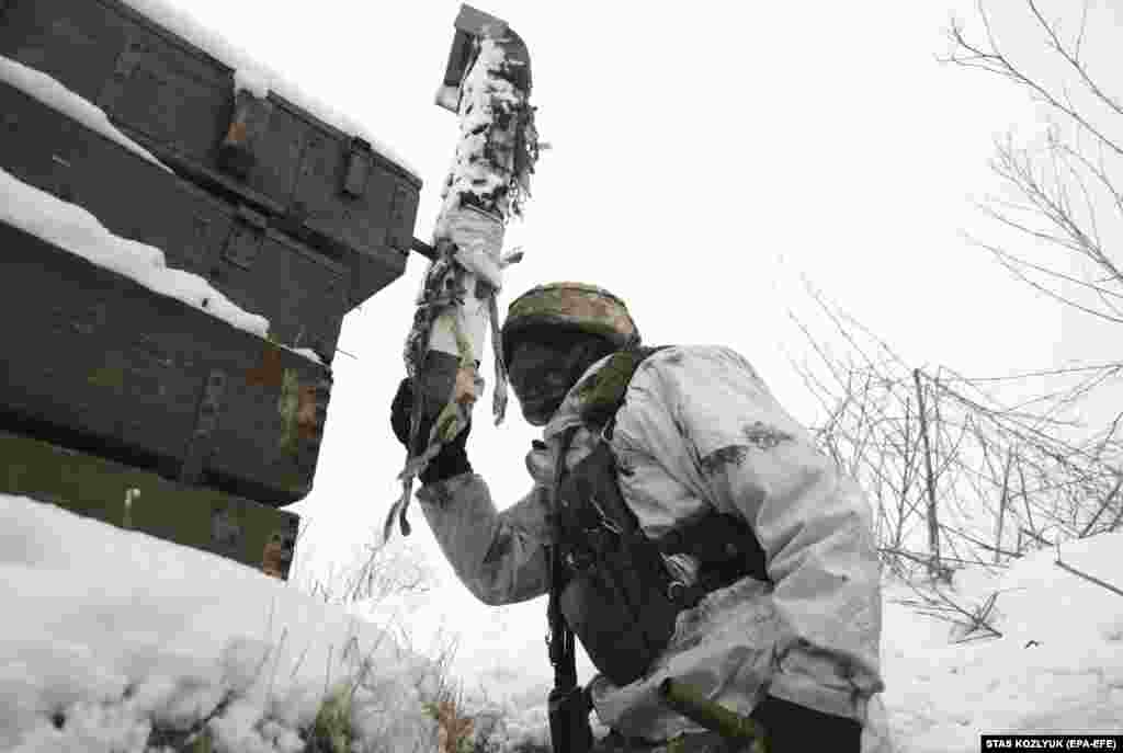 Një ushtar ukrainas përdor një periskop për të monitoruar situatën në afërsi të Donetskut, rajon që kontrollohet nga separatistët e mbështetur nga Kremlini. 29 janar 2022. 