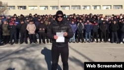 Жители Жанаозена обращаются к властям по вопросу безработицы. Жанаозен, 3 февраля 2022 года