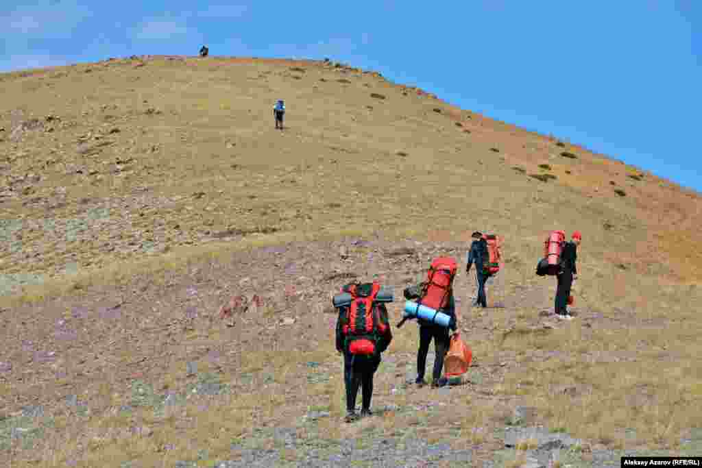 На третий день участники первой экспедиции Beken Ata Expeditions: Sacred QyzEmshek возвращаются домой. Как сказал руководитель фонда «Бекен Ата» Бекбол Нурмуханбетов, за время экспедиции удалось продвинуться в изучении памятника «Кыземшек» на два-три шага вперед. И это не последняя экспедиция волонтеров сюда, которую организовал фонд. Одна из задач, стоящих перед фондом, – найти финансирование экспедиций сюда и в другие места с памятниками древности. В частности, аренда транспорта, проезд по канатной дороге, покупка необходимого оборудования (планшетов, линеек, бумаги и так далее) требуют финансовых затрат.