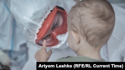 A szentpétervári kórház egyik nővére egy kis páciensével
